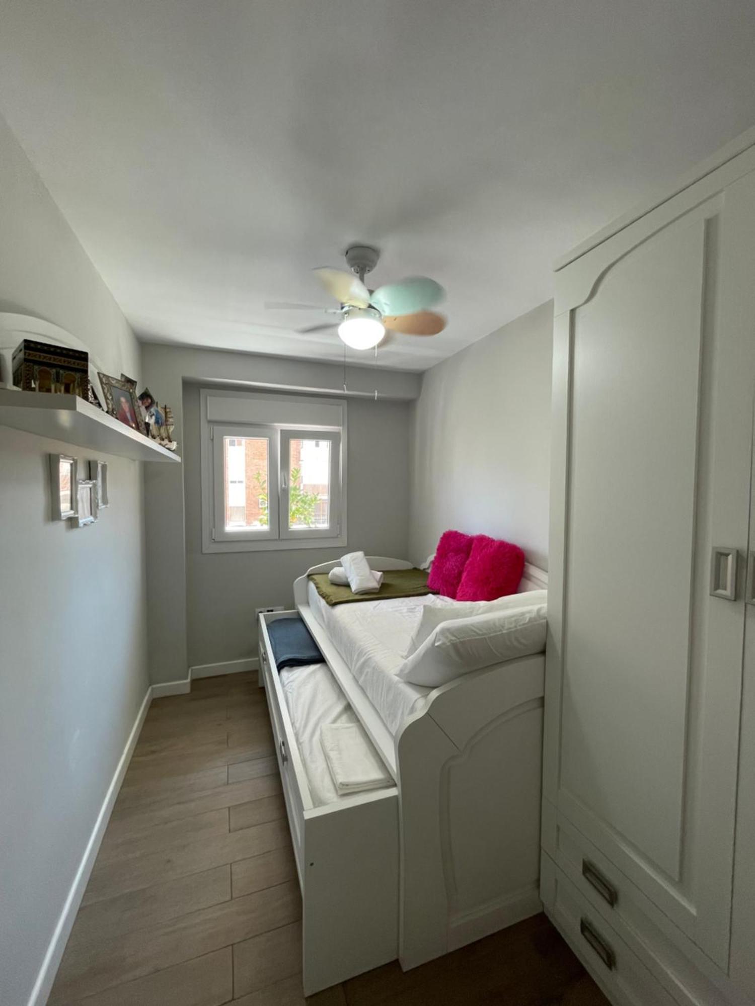 Cozy Room In Stylish Flat Just Steps From The Beach Cádiz Habitación foto