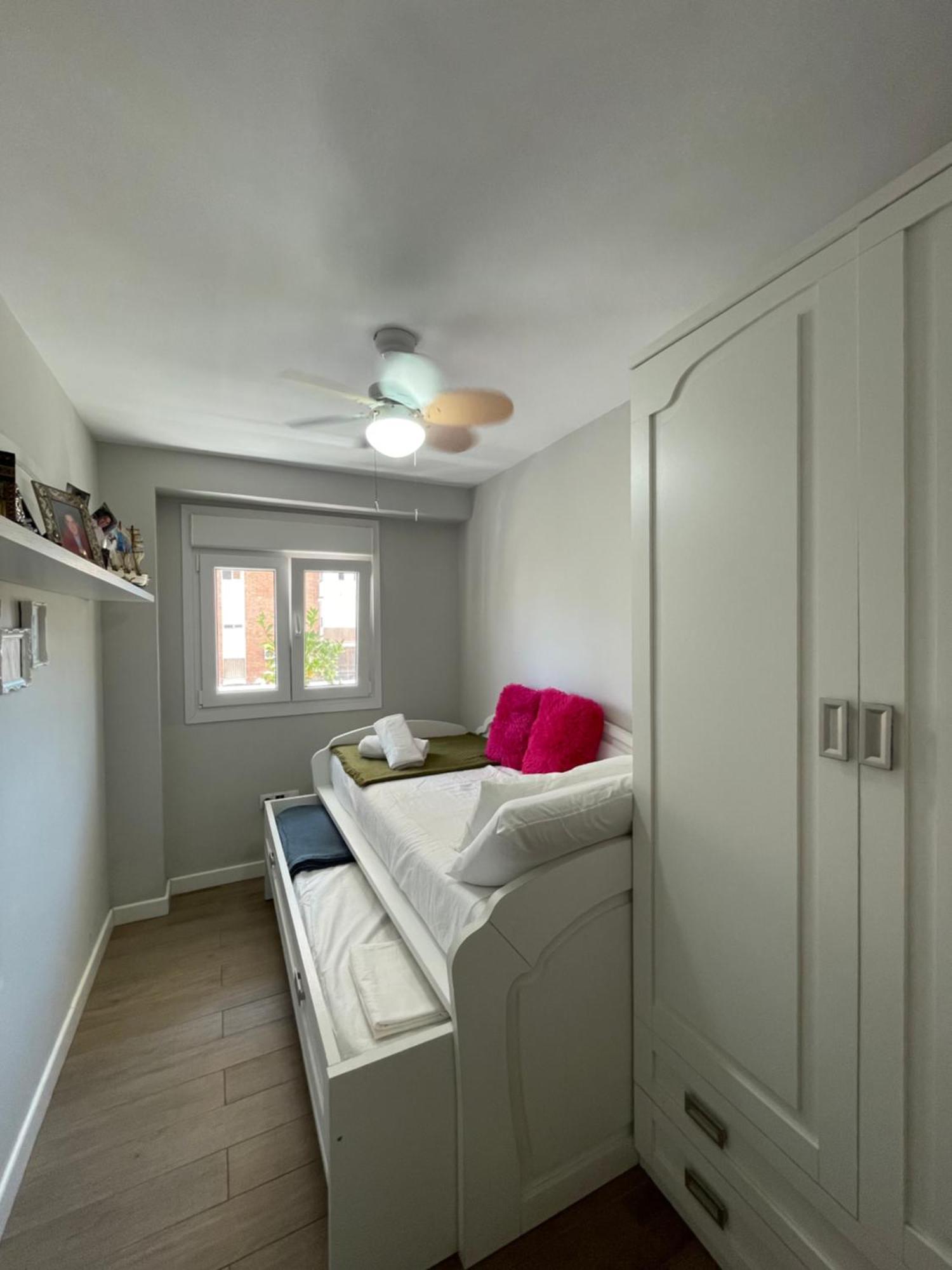 Cozy Room In Stylish Flat Just Steps From The Beach Cádiz Habitación foto